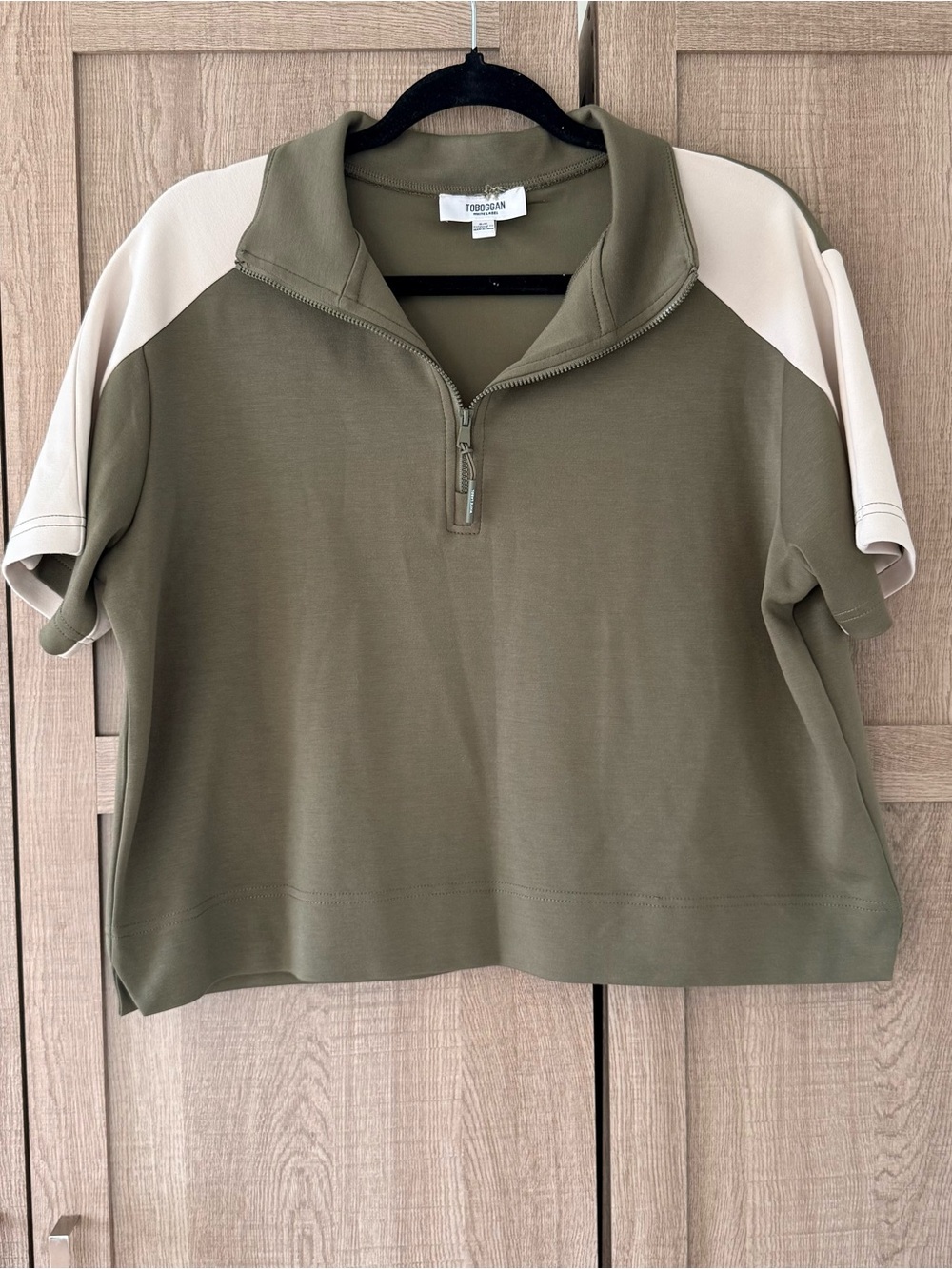 Toboggan DAMAGED Half-Zip Short Sleeve Pullover with Cream Shoulder Panels SZ.S